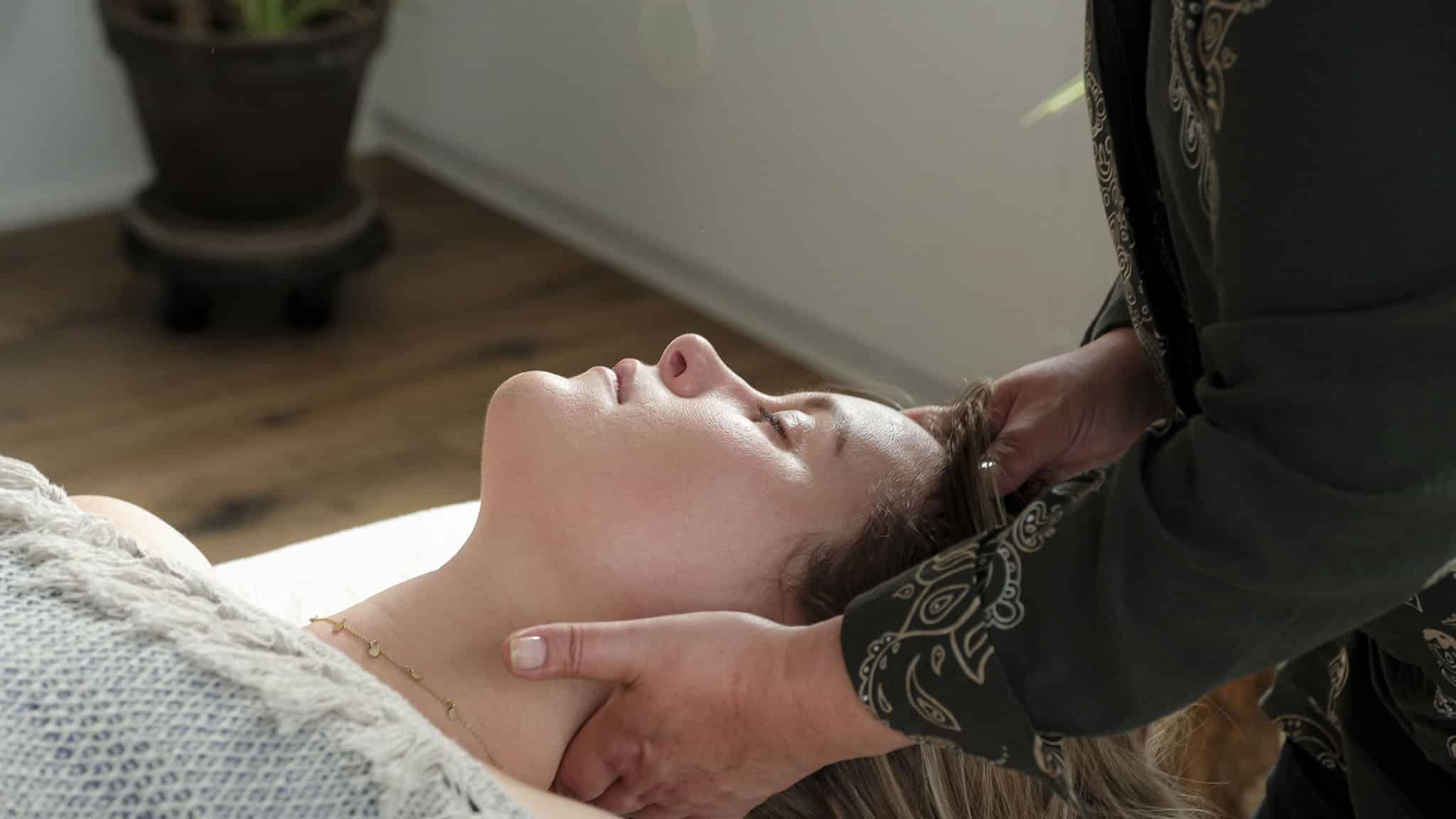 Kropsterapi og healingsmassage hos Charlotte Lund – behandling for ro, balance og velvære